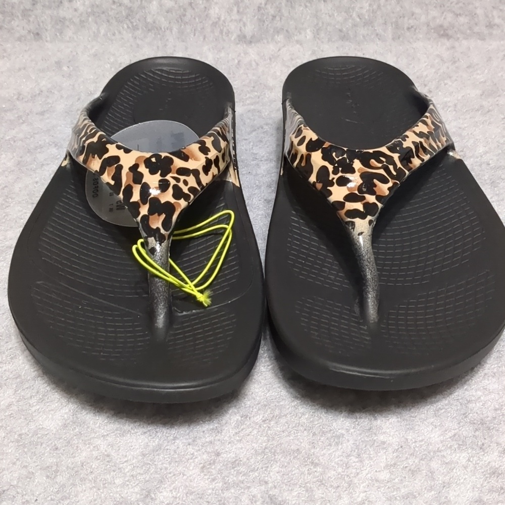 OOFOS Leopard Print Thong Sandals in Black and Tan - Picture 6 of 10